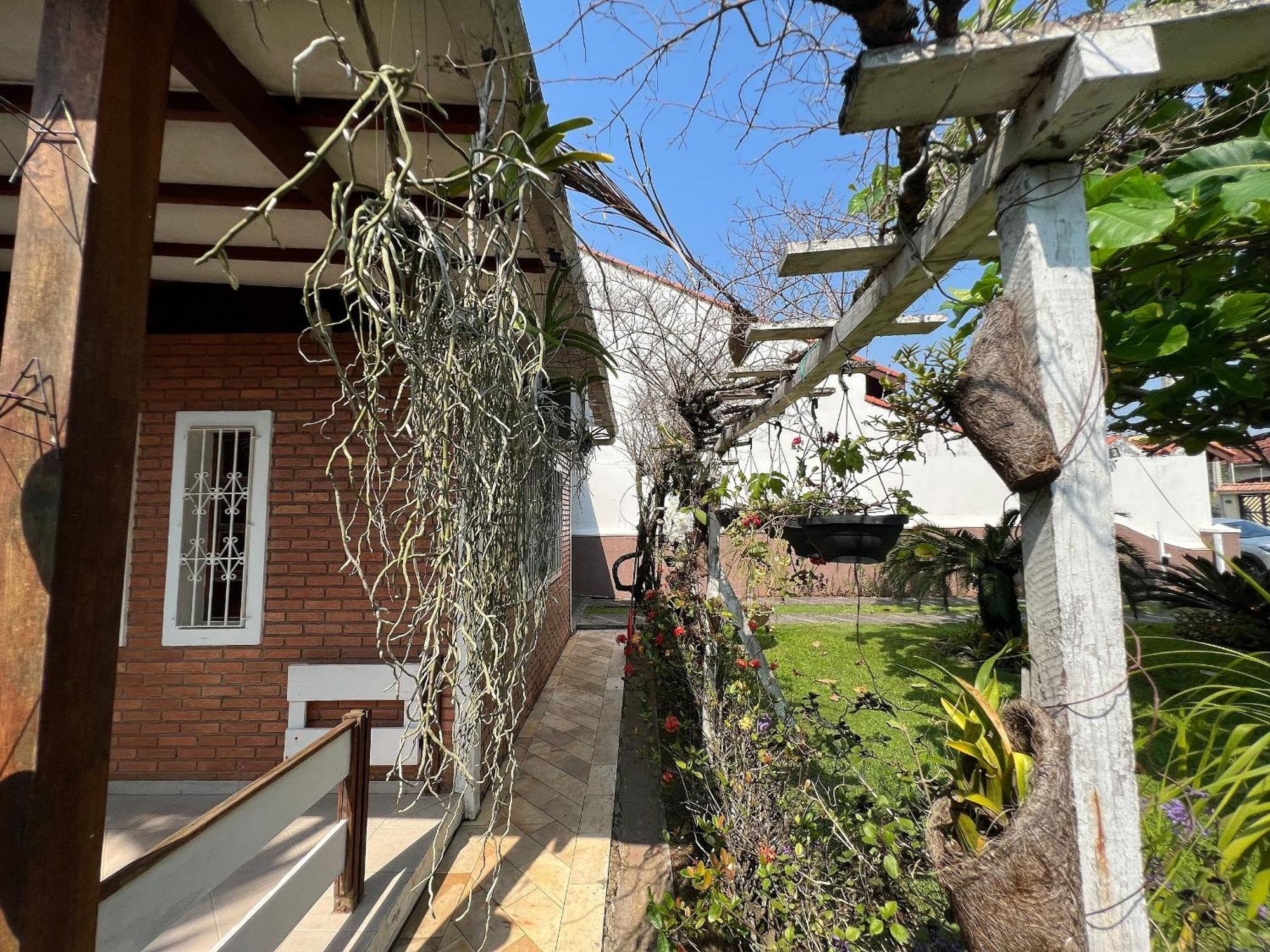 Casa agradável com piscina, a poucos passos da Praia Peruíbe Exterior foto