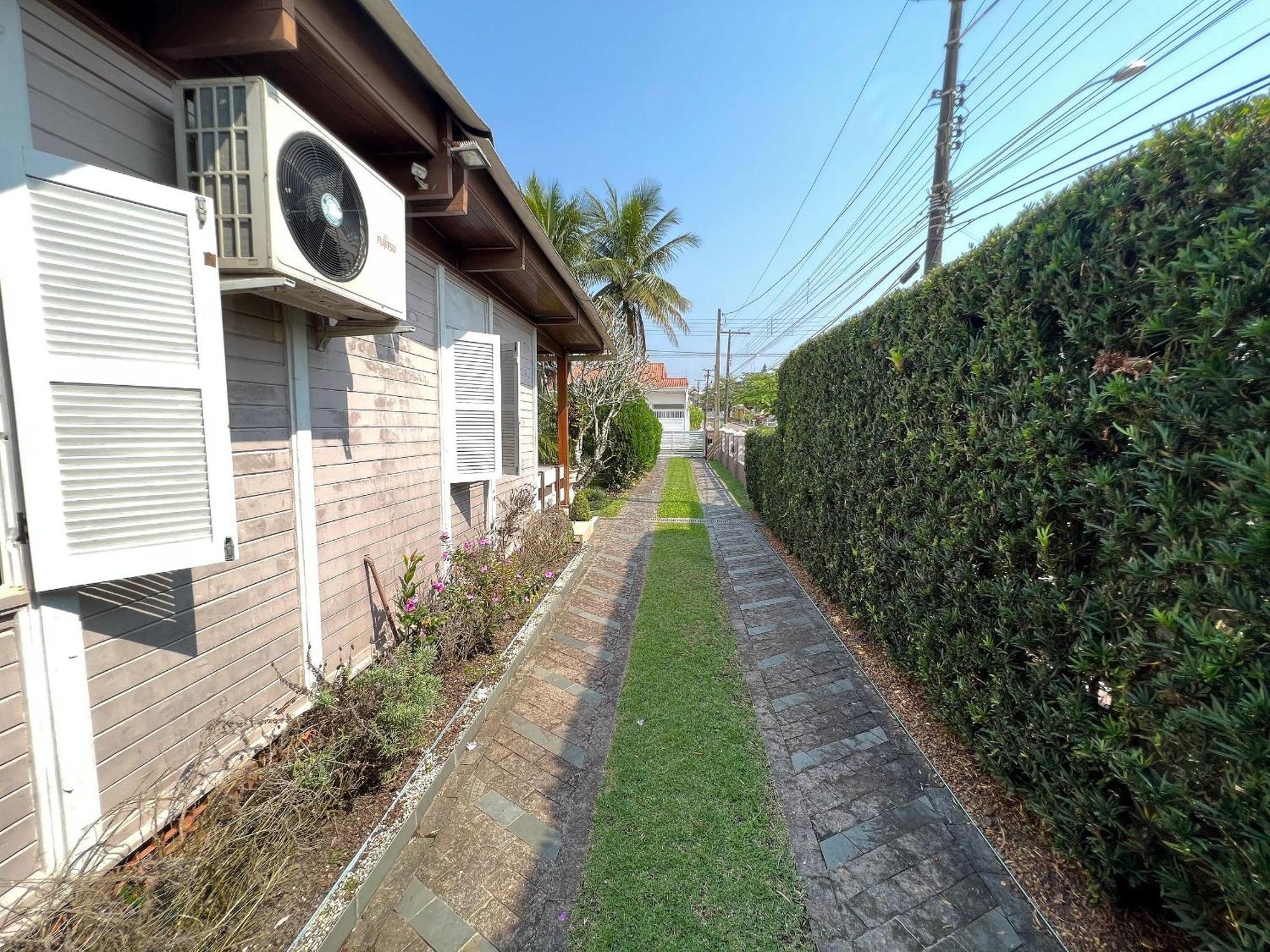 Casa agradável com piscina, a poucos passos da Praia Peruíbe Exterior foto